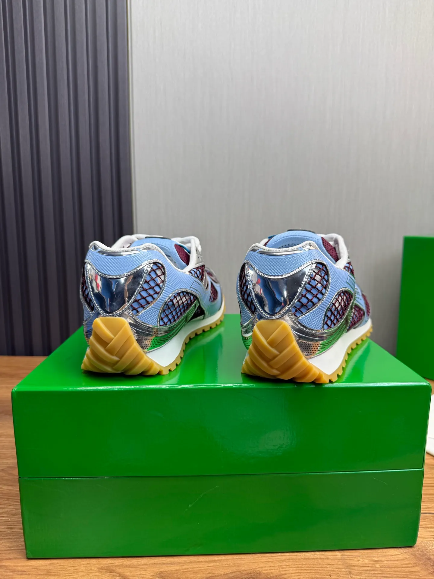 Men's men's shoes 💰620💰 BV top version 𝘽𝙊𝙏𝙏𝙀𝙂𝘼 𝙑𝙀𝙉𝙀𝙏𝘼 Orbit sneakers Wang Yibo same style couple style dad shoes 🩷💚 Runner sneakers, made of lightweight technical mesh fabric. Features a geometric patterned rubber outsole. Pay attention to the package craftsmanship ❕ High version shipping ❗️ Very nice, durable to play with and durable to make ✔️ Standard version 💯💯 The outsole is made of color-blocked TPU outsole. Women’s model 35-41 (40 41 customized) Men’s model 39-46 (45.46 customized) Equipped with original packaging